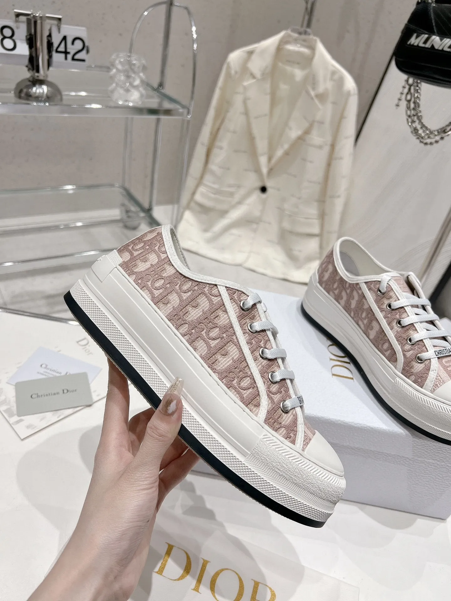 👟👟Ex-factory price P520👟👟 Dior Series Dior Dior 2024 Walk'n Series Presbyopia Embroidery Thick-soled Canvas Shoes Casual Sports Shoes Original Purchase Development Production This Walk'n'Dior thick-soled sneaker is a fashionable item that enhances the style of this series. Oblique printed cotton embroidered upper with comfortable platform sole, tongue and Christian Dior Paris signature laces. Can add fashionable temperament to all kinds of casual looks ▪️Fabric: Original customized imported Oblique printed embroidery ▪️Lining: Imported soft sheepskin lining ▪️Outsole: Original exclusive molded TPU material ▪️Sole thickness: 4.5CM ▪️Size: Women's 35-40